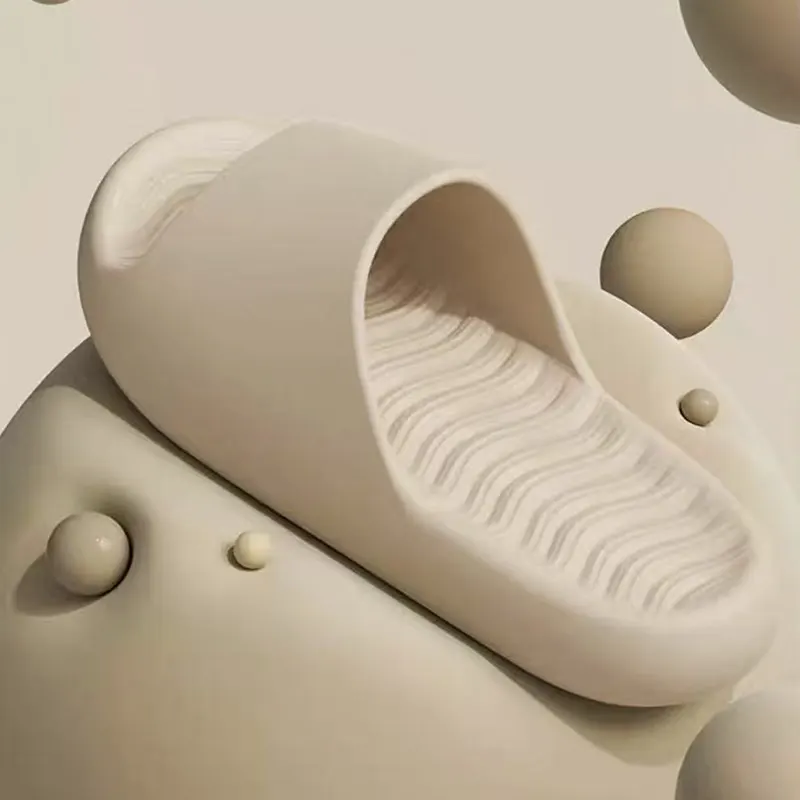 Pantofole di colore solido con la conitta spessa